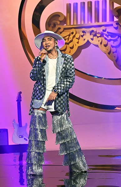 排灣族歌手舞炯恩在節目中熱舞獻唱